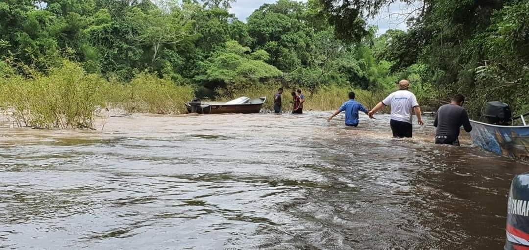 Corpos estavam boaindo no Rio Apa. Foto: Divulgação.