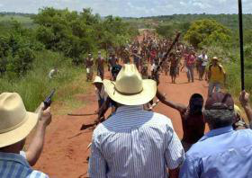 Índios dizem que antigamente eram atacados com armas, hoje o são com papéis