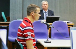 Acusado de matar por vingança presta depoimento no Tribunal do Júri (Foto: Fernando Antunes)