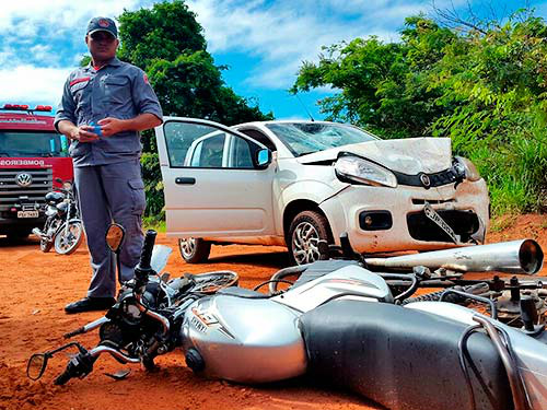 Bombeiro observa veículos envolvidos na batida em estrada de terra do bairro Junqueira - Fotos : Roni Willer
