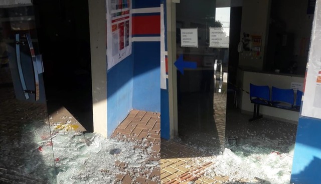 Porta da Unidade de Saúde ficou destruída – Foto: Arapuá News