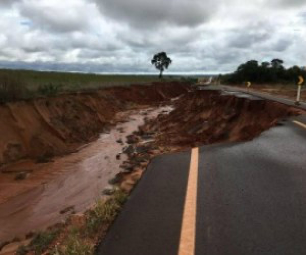 Em maio, MS-180 desmoronou e continua com trânsito impedido - Foto: Portal Li Tudo/Arquivo