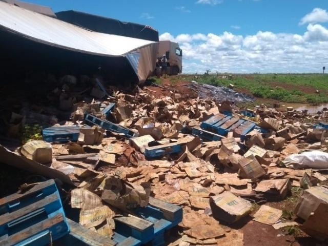 Carga de óleo ficou espalhada e pessoas saquearam produto. (Foto: MS Todo Dia)