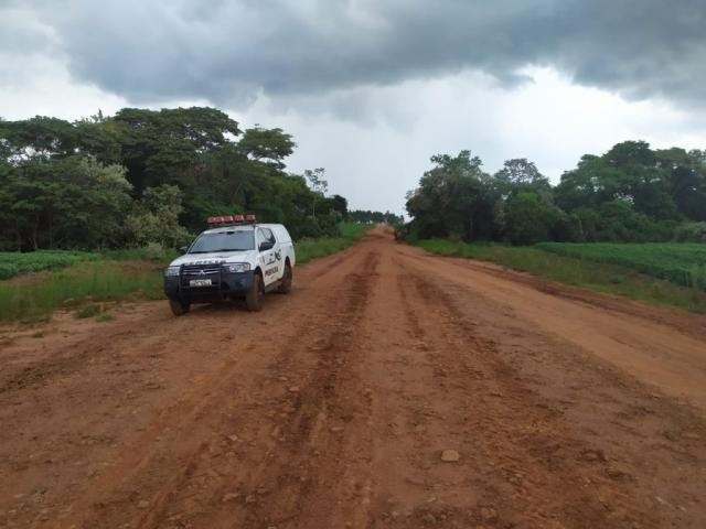 Viatura da Polícia Civil no local onde corpo foi encontrado nesta tarde (Foto: Porã News)