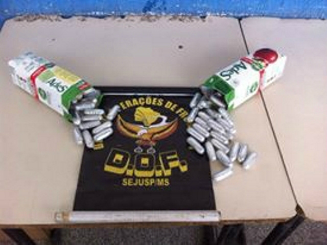 A 83 cápsulas estavam distribuídas em duas caixas de suco- Fotos: Divulgação/ DOF