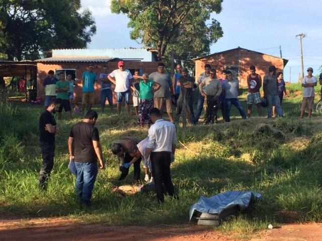Interior26/12/2019 20:03Dupla executa homem com 6 tiros em bar da fronteiraPistoleiros fugiram do locam um veículo e ainda não foram localizados pela políciaAdriano FernandesImprimir Enviar por E-mail Peritos fazendo os levantamento no local onde o homem foi morto. (Foto: Porã News) Peritos fazendo os levantamento no local onde o homem foi morto. (Foto: Porã News)