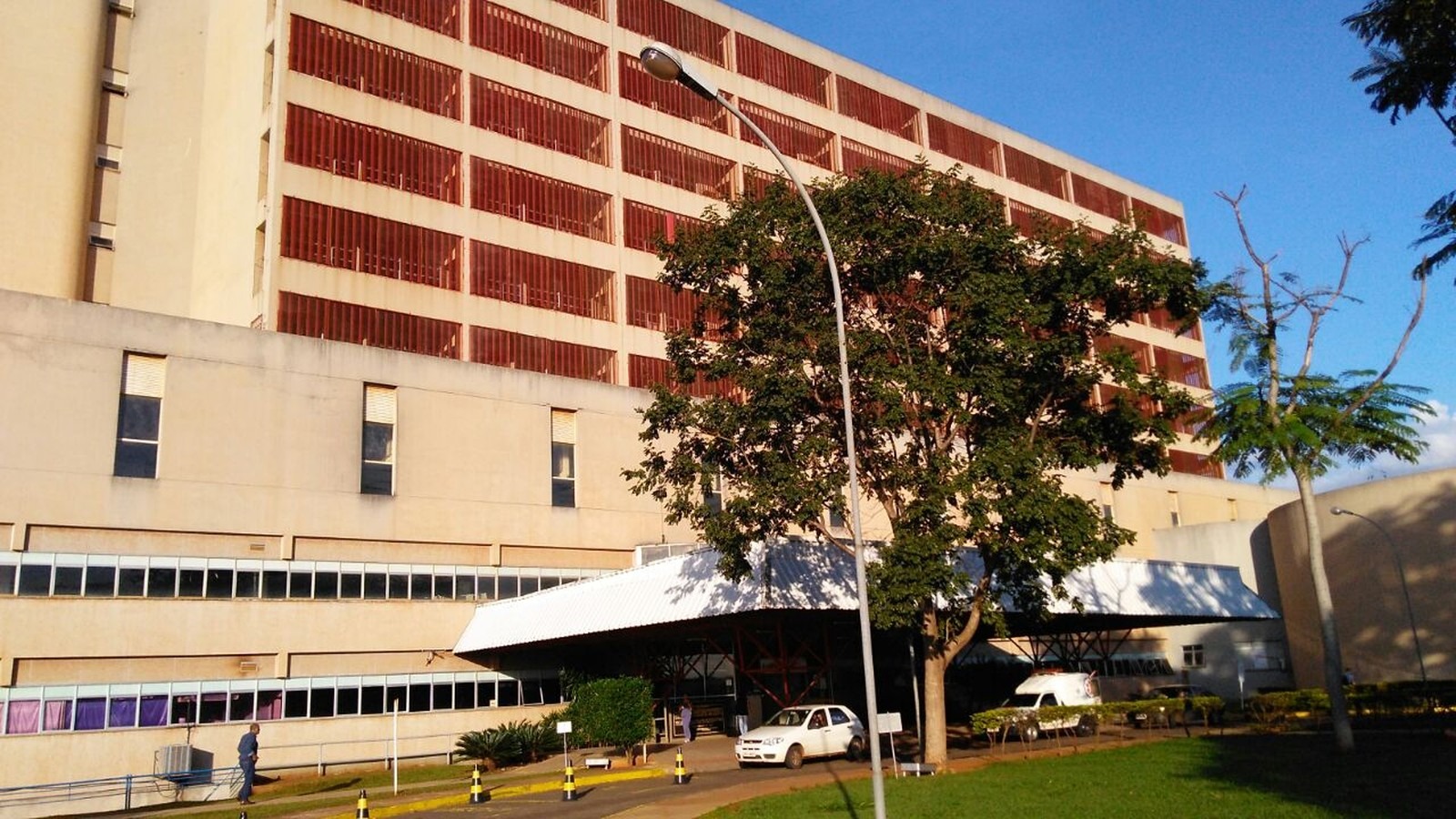 Criança é transferida em estado grave para o Hospital Regional Rosa Pedrossian, em Campo Grande. — Foto: Osvaldo Nóbrega/ TV Morena