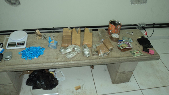 A guarnição se deslocou à casa ao lado onde mora o acusado e foram encontradas 3 Kg de maconha, mais substâncias análogas ao crack, duas balanças de precisão, utilizadas para a pesagem das drogas.Foto: Assessoria 2º BPM.