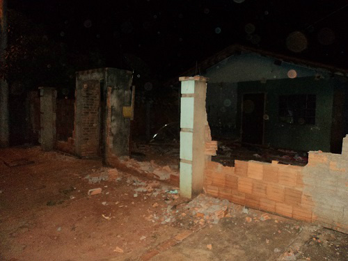 O homem bastante transtornado destruiu o muro da residência onde mora com uma viga de construção.Foto: Assessoria 8º BPM. 