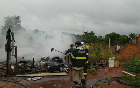 Imóvel ficou completamente destruído. Segundo bombeiros provável causa seria um 'gato'