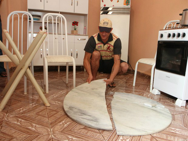 Segundo a Polícia Civil, o pai relatou que ouviu um barulho na cozinha e encontrou a criança caída, com a mesa por cima.Foto: Divulgação 