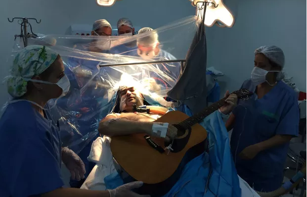 Rolden tocou violão e ficou acordado durante cirurgia (Foto: Rosa Santos/A Tribuna)