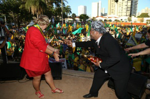Personagens protestavam contra Dilma e Lula. (Foto: Fernando Antunes)