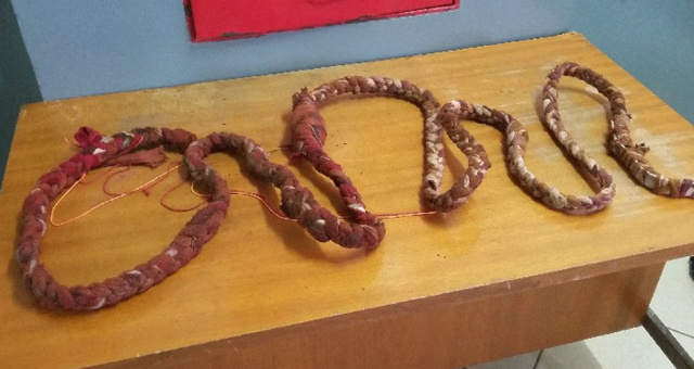 Corda feita por cobertores e lençóis (Foto: Divulgação)