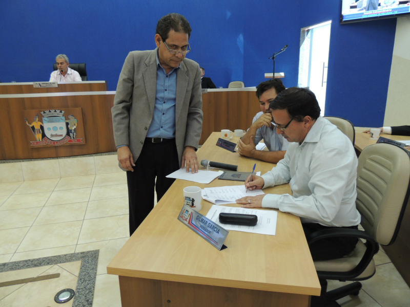 Apenas cinco vereadores da Casa de Leis assinaram documento que o Vereador Gilmar fingiu assinar documento. Mas conta somente quatro, pela insatisfação do apóstolo Ivanildo.