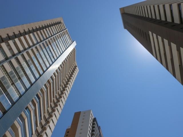 Dia amanheceu com céu claro em Campo Grande nesta segunda-feira (Foto: Marcos Maluf)