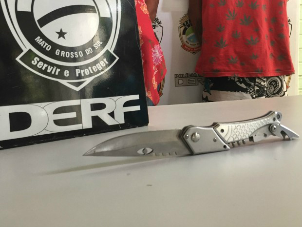 Canivete roubado do idoso foi encontrado com os suspeitos (Foto: Gabriela Pavão/ G1 MS)
