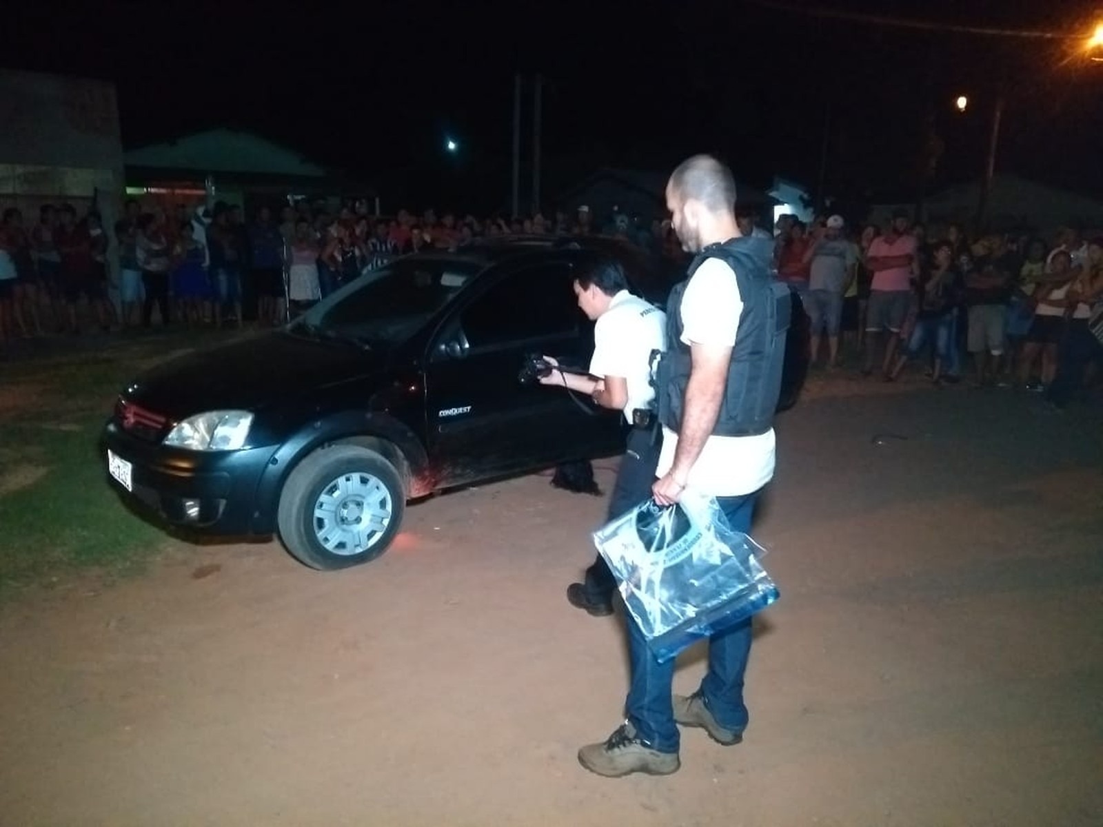 Perícia no local do feminicídio, em Caarapó — Foto: Adílson Rodrigues