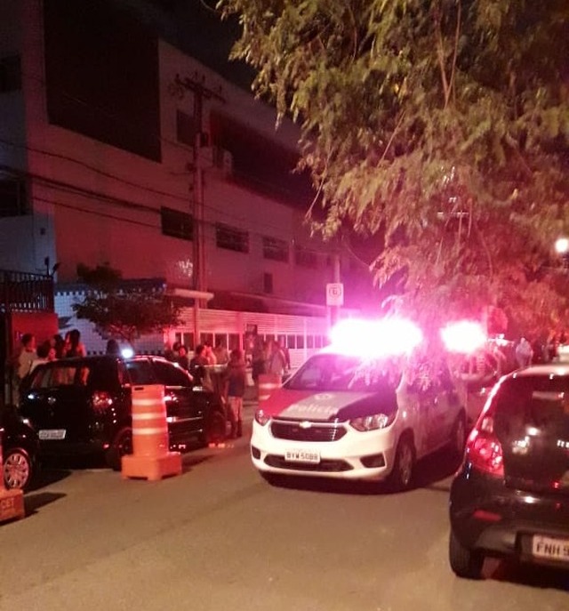Autoridades interditam rua de prédio residencial onde elevador despencou em SP — Foto: G1 Santos