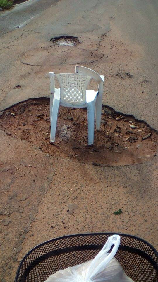 Cadeira foi colocada na pista para sinalizar buraco no Parque São Carlos. Foto: Repórter News