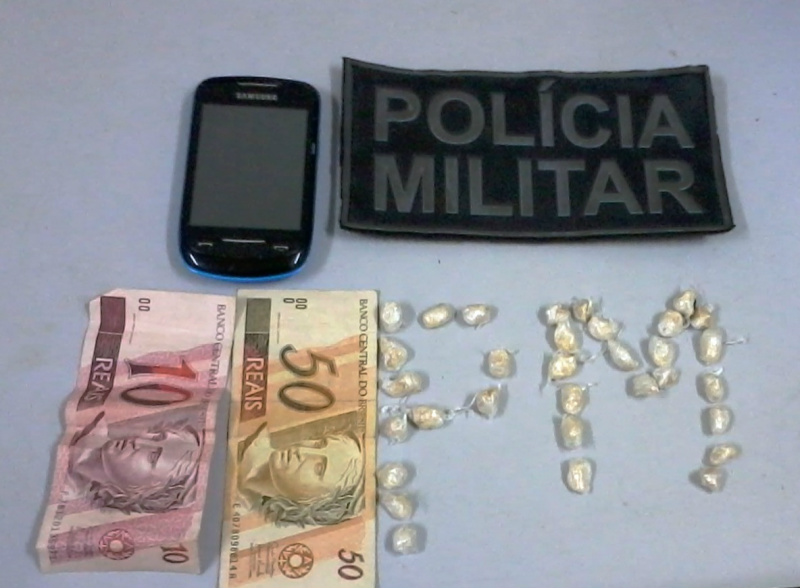 A guarnição localizou 32 papelotes de droga aparentando ser “Crack”. Foto:Rádio Caçula
