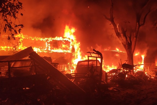 No bairro Jardim das Paineiras o fogo destruiu uma garagem de ônibus - Fotos: Divulgação/5ºGBM