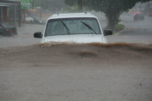Córrego Imbirussú transbordou e interditou avenida no Jardim Imá (Foto: Marcos Ermínio)