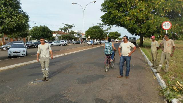 Funcionários da Sanesul no local onde o veículo Corolla foi danificado na manhã de hoje (18)