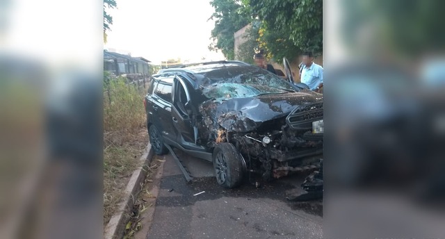 A lateral do veículo ficou bastante danificada após a colisão. Foto: Rádio Caçula.