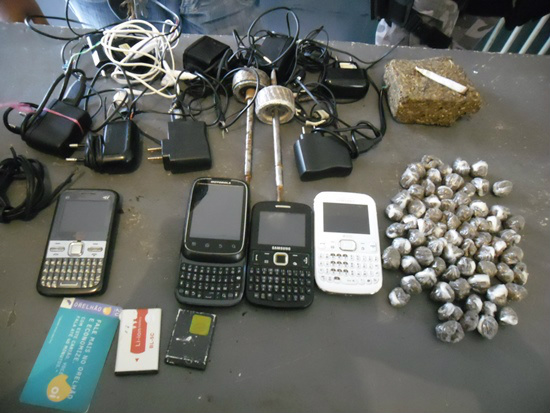A policia localizou no interior das celas trouxinhas de maconha, carregadores de celular, aparelhos celulares e dois fones de ouvido. Foto; Assessoria PM 