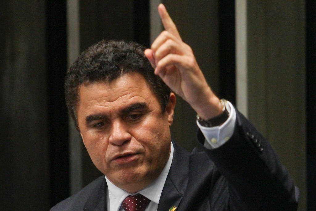 O deputado federal Wilson Santiago (PTB/PB) discursa na tribuna enquanto parlamentar. Foto: Allan Marques/Folha Press.