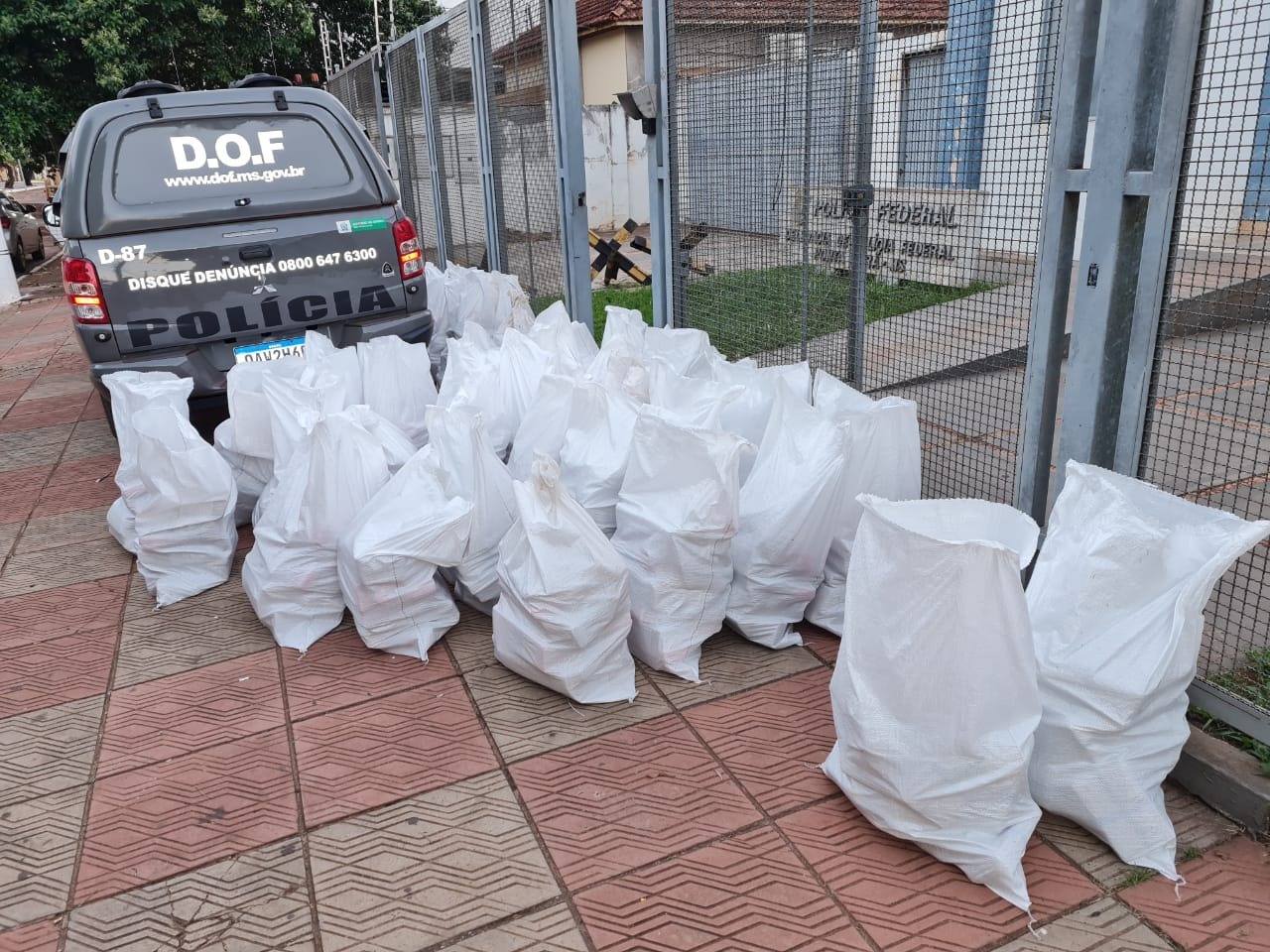 Mais de 30 fardos prensados de maconha foram encontrados em um compartimento oculto do caminhão. Foto: Divulgação/ DOF.