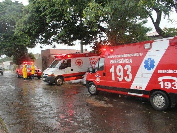 Bombeiros e Samu foram acionados para atender pedreiro que caiu em piscina (Foto: Adriel Mattos/G1 MS)