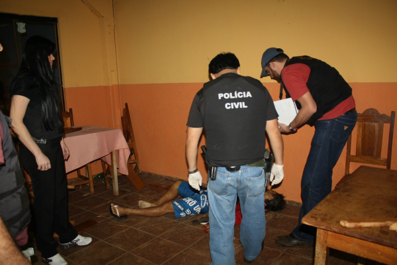 O homem tentou agredir o policial, que atirou. O assaltante foi atingido com um tiro no peito que transfixou as costas dele. Foto: Fátima News