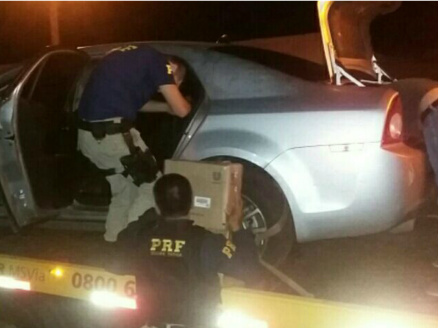 Veículo foi abandonado na BR-163 após um acidente tipo saída de pista (Foto: PRF/Divulgação)