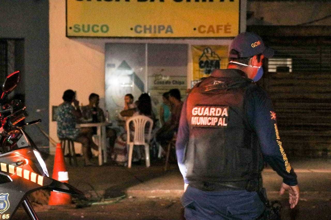 Guarda municipal durante abordagem em outubro, quando vigorava o toque de recolher. (Foto: Arquivo)