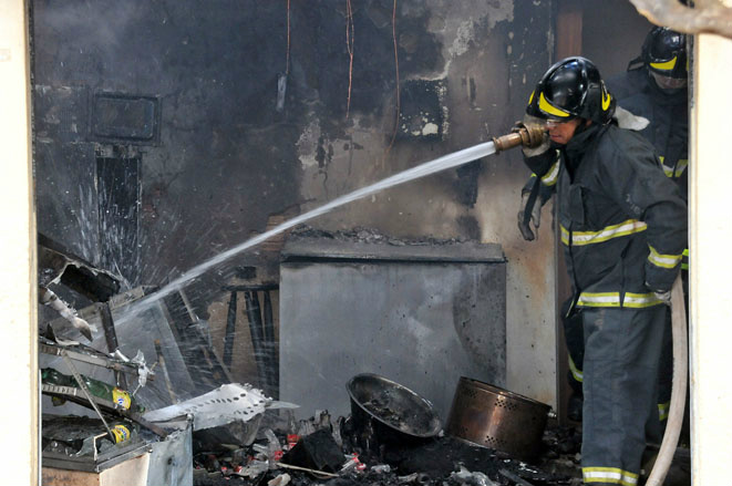 Foto: Valdenir Rezende / Correio do EstadoBombeiros combateram o fogo