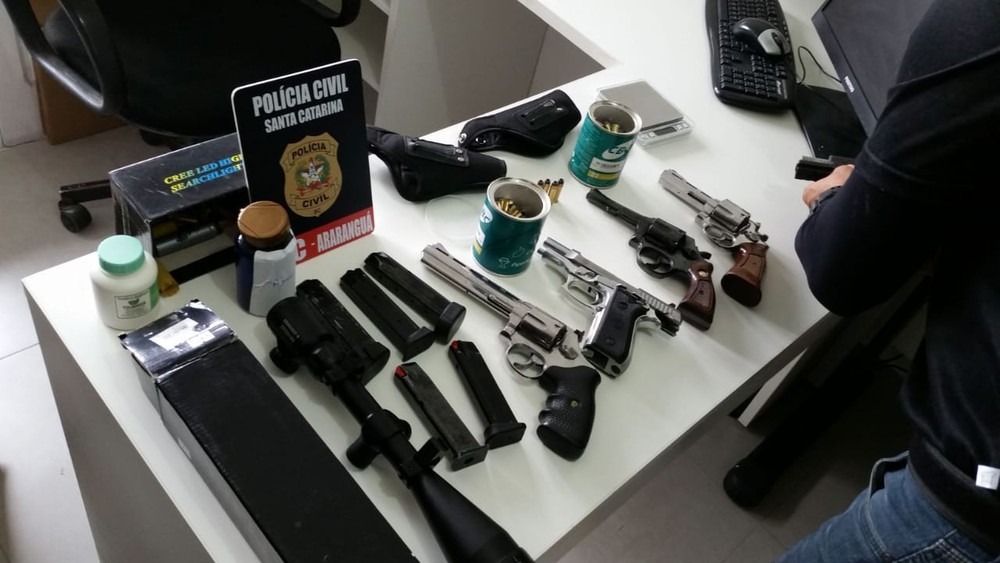 armas e munição foram apreendidos durante a operação — Foto: DIC Araranguá/ Divulgação