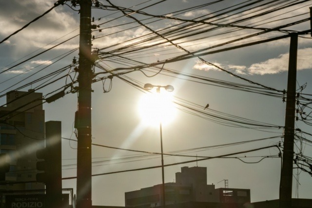 Em Campo Grande, o sol deu as caras nas primeiras horas do dia, mas previsão é de chuva forte (Foto: Henrique Kawaminami)