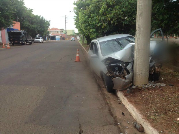 Veículo por pouco não caiu no córrego Segredo (Foto: Nadyenka Castro/G1 MS)