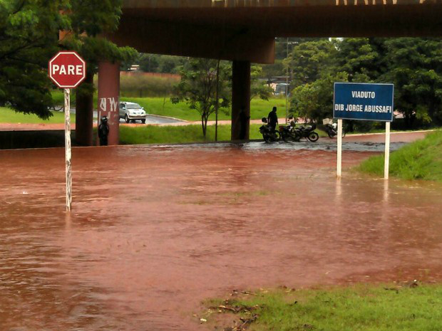 Córrego na avenida Ernesto Geisel também transbordou (Foto: Juseli Baptista/ Arquivo Pessoal)