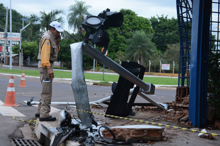 Veículo derrubou semáforo e atingiu muro de sacolão - Foto: Álvaro Rezende / Correio do Estado