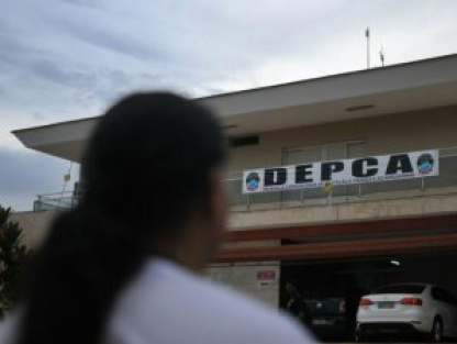 Testemunha após prestar depoimento na DEPCA (Foto: Alcides Neto)