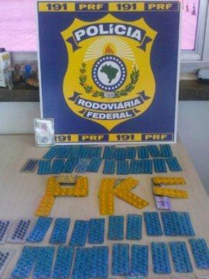 Polícia Federal apreendeu mais 1300 estimulantes sexuais com idoso.Foto: Divulgação/PRF. 