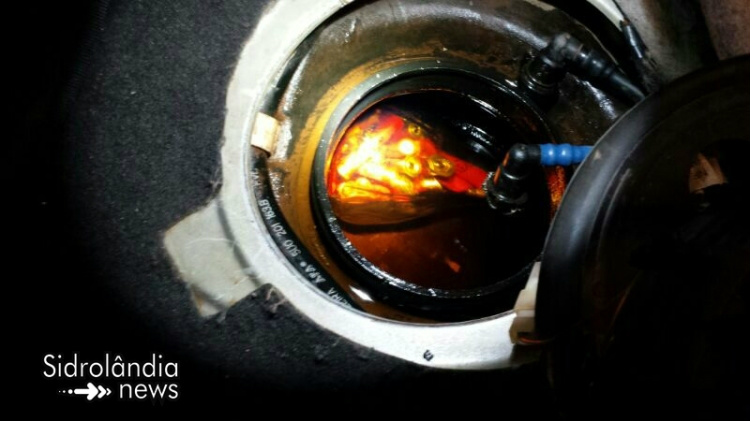 Foto: Sidrolândia NewsMunições estavam em garrafas dentro do tanque de veículo