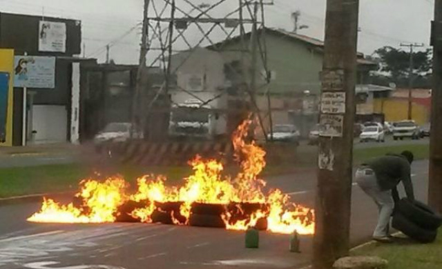Pneus queimados trancando o trânsito na Avenida Guaicurus, na tarde desta sexta (Foto: Direto das Ruas)