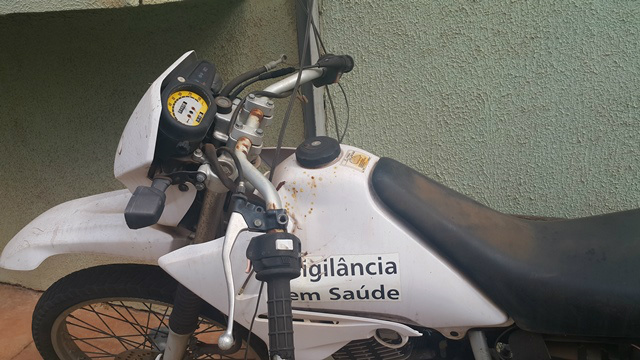 Moto abandonada se deteriorando com a ação do tempo