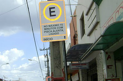 Mais de 90% das farmácias da cidade,localizadas na região central, possuem faixas específicas que mostra o tempo de tolerância que o motorista deve estacionar seu carro.Foto: Divulgação