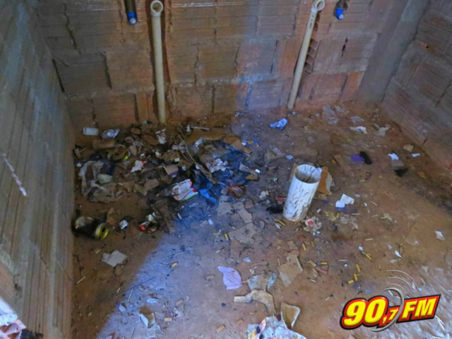 Segundo os moradores, com a paralisação da obra, o local se tornou uma verdadeira 