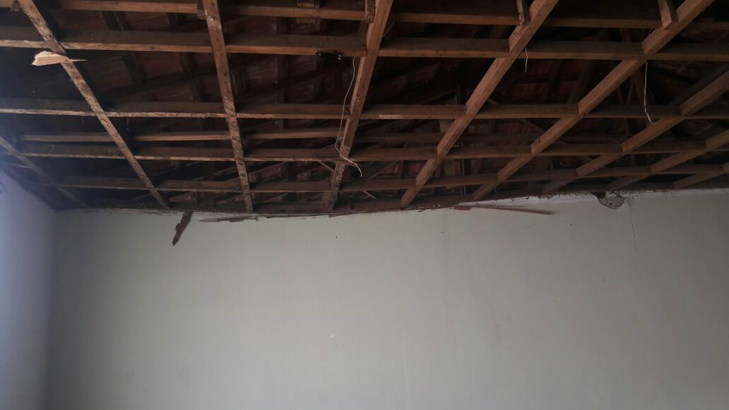 Telhado está caindo e não previsão de reforma do CEI 